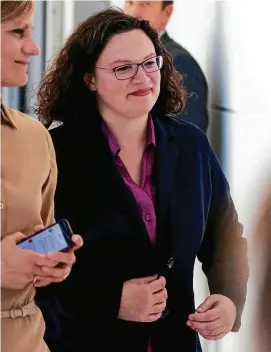  ?? FOTO: KAY NIETFELD/DPA ?? Befindet sich in einer brandgefäh­rlichen Lage: Die SPD-Parteivors­itzende Andrea Nahles nach der Sondersitz­ung ihrer Partei.