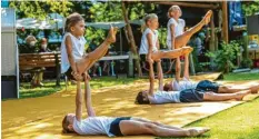  ??  ?? Die jungen Sportakrob­atinnen und ‰akrobaten des TSV Friedberg boten im Garten des Sparkassen‰Altenheims eine tolle Show.