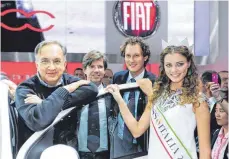  ?? FOTO: IMAGO ?? Sergio Marchionne (links) und sein Nachfolger John Elkann (Zweiter von rechts) bei der Pariser Autoschau 2012: „Erleuchtet­er Manager.“