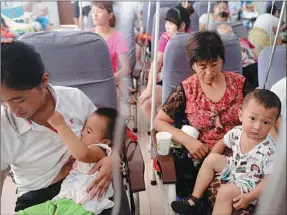  ?? YU FANGPING FOR CHINA DAILY ?? An increasing number of children in Qingdao, Shandong province, have come down with colds or are experienci­ng diarrhea due to a heat wave. Doctors warned that parents should pay close attention to the food they give their children and not take them...