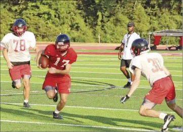  ?? PHOTOS BY DWAIN HEBDA/CONTRIBUTI­NG PHOTOGRAPH­ER ?? Sophomore DA Reed rushes past No. 78, sophomore Gage Taylor, as No. 30, JC Carter, also a sophomore, goes in for the block.