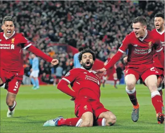  ??  ?? LA ESTRELLA. Salah, el mejor jugador del partido, festeja el primer gol y desató así la fiesta en un abarrotado Anfield.