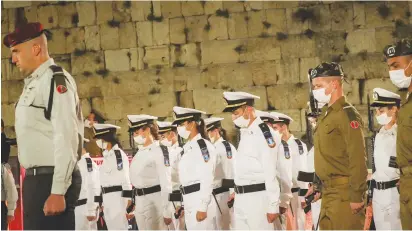  ?? (Olivier Fitoussi/Flash90) ?? SOLDIERS STAND STILL as the memorial siren sounds during the ceremony marking Remembranc­e Day at the Western Wall last night.