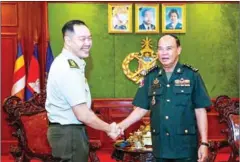  ?? CAMBODIAN ARMY ?? Royal Cambodian Army’s General Mao Sophan shakes hands with Singapore Infantry Brigade’s Colonel Pang Lead Shuan on May 2.