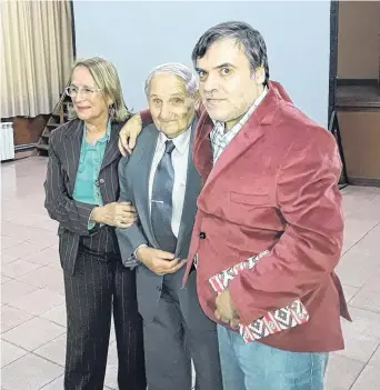  ?? AGENCIA PUNTA ALTA ?? Ana Rechiman le entregó a Tótoro y a Hernández un presente. También Plá y Dalavilla.