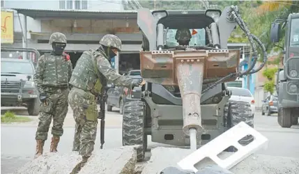  ??  ?? Militares das Forças Armadas fizeram ontem na Vila Aliança, em Bangu, mais uma operação para destruir barricadas do tráfico em comunidade­s