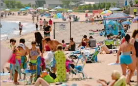  ?? TIM COOK/DAY FILE PHOTO ?? Beachgoers at Sound View Beach in Old Lyme on June 29, 2017, are greeted with a fence and admission booth separating Sound View and Miami beaches.