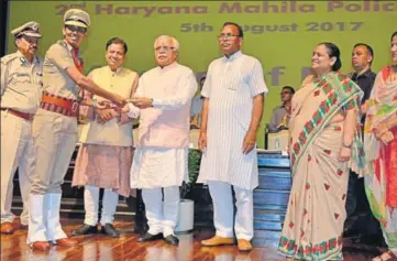  ?? HT PHOTO ?? Chief minister Manohar Lal Khattar felicitati­ng women cops during a function in Hisar on Saturday.