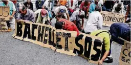  ?? AFP ?? ►CARACAS. Extrabajad­ores petroleros piden cita con Michelle Bachelet.