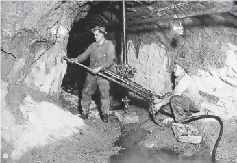  ?? Foto: Muzeum Karlovy Vary ?? Budování socialismu za trest V okolí Jáchymova v Krušných horách dobývali trestanci uranovou rudu, která mizela v Sovětském svazu. Byly mezi nimi stovky politickýc­h vězňů.