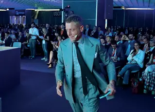  ??  ?? Ospite Lapo Elkann ieri ad Automotive Dealer Day: per ascoltarlo, in Fiera, la Sala Blu del PalaExpo era tutta esaurita