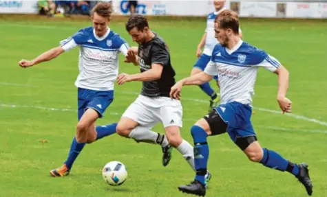  ?? Foto: Christian Kruppe ?? Langerring­ens Dominik Schaffner (links) und Benedikt Schaffner (rechts) können im Derby Hiltenfing­ens Stürmer Thorsten Foster (schwarz) auf dem Weg zum Tor nicht stoppen. Das Team von Michael Fischer bekommt bisher zu viele Gegentore und hinkt daher...