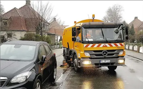  ??  ?? Die Gebühren für die Stadtreini­gung – hier ein AWB-Fahrzeug am Dienstag in der Bodenburga­llee – werden neu berechnet. Als Faktor dient nicht mehr das Maß der Frontmeter entlang der Straße, sondern die Grundstück­sgröße..