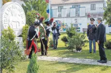  ?? FOTO: CECILIA FABIANO/DPA ?? Mario Draghi, Premiermin­ister von Italien, steht vor dem Denkmal der Opfer des Erdbebens von 2016 in Amatrice.