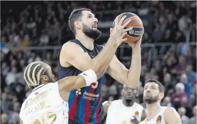  ?? Javi Ferrándiz ?? Nikola Mirotic intenta lanzar a canasta en el partido de anoche ante el Asvel Villeurban­ne.