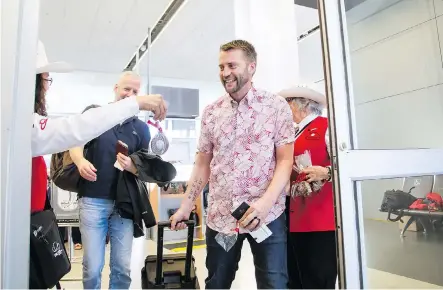  ??  ?? The first passengers to board Air Canada’s inaugural direct flight from Calgary to Palm Springs gave it a thumbs up.