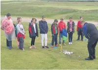  ??  ?? Pyle & Kenfig profession­al Dylan Williams gives Mynydd Cynffig pupils golfing tuition
