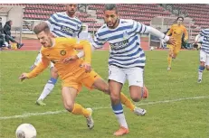  ?? RP-ARCHIVFOTO: BLAZY ?? Für Daniel Rehag (l.) war das Spiel in Büderich schon nach zehn Minuten mit einer Roten Karte vorbei.