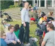  ?? FOTO: SOFIA KUNO ?? PICKNICK. Stämningen under Rissne Pride var inlednings­vis lugn och folk samtalade under en picknick i det gröna. Jesper Wiklund i mitten.