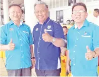  ??  ?? DATU ROSLIN (tengah) bersama Umin Haji Sadi (kiri) dan Mohd Adli (Ketua Unit UPK PPD Kota Kinabalu).