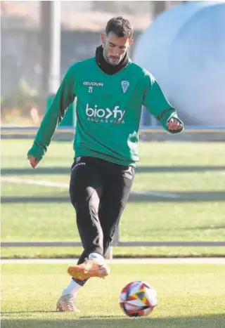  ?? // VALERIO MERINO ?? Carlos Albarrán toca el balón en un entrenamie­nto