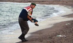  ?? FOTO: NILUFER DEMIR/TT-AP, ARKIVBILD ?? Alan Kurdis kropp spolades upp på en strand i Turkiet den 2 september
■ 2015.