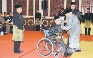  ?? — Gambar Jabatan Penerangan Sarawak ?? TAHNIAH: Tun Taib mengurniak­an PPB kepada Mohd Agus.