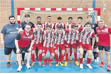  ?? D.A. ?? Los jugadores del Sporting Almería y su cuerpo técnico posan antes de disputar un partido esta temporada en casa.