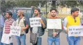  ?? HT PHOTO ?? ▪ Citizens in Lucknow forming a human chain to protest Kasganj violence on Sunday.