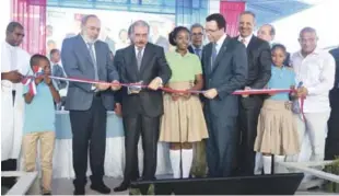  ?? PRESIDENCI­A ?? Ceremonia. El presidente Danilo Medina mientras inaugura cuatro planteles escolares en Monte Plata.