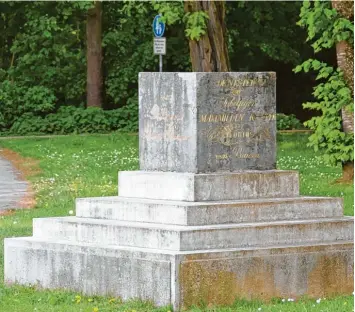  ?? Foto: Berthold Veh ?? Dieses Denkmal in der Nähe der Dillinger Donaubrück­e erinnert an die Verfassung des Königreich­s Bayern von 1818. Die Würfelform mit den sechs gleich großen Flächen steht für die Idee der Gleichheit der Menschen.