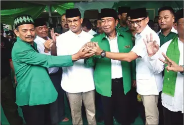  ?? HARITSAH ALMUDATSIR/JAWA POS ?? SEJALAN: Pasangan Calon Gubernur dan Wakil Gubernur nomor urut 3 Anies Baswedan (dua dari kiri) dan Sandiaga Uno (kanan) bersama dengan Ketua DPW Jakarta Partai PPP Lulung Lunggana (kedua kanan) kemarin (12/3).