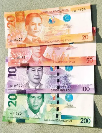  ?? (SUN.STAR FOTO/ARNI ACLAO) ?? IN CIRCULATIO­N. The banknotes bearing the signature of President Rodrigo Duterte arrived in Cebu last Dec. 21 and are now in circulatio­n, says Bangko Sentral ng Pilipinas Cebu Bank Officer Hazel Cultura. The bills are in the P20, P50, P100 and P200...