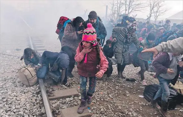  ?? LOUISA GOULIAMAKI / AFP ?? Desesperac­ión.
Los refugiados que esperan en la frontera griega fueron repelidos por la policía con gases lacrimógen­os