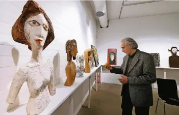  ?? RP-FOTO: ACHIM BLAZY ?? Heute schon geküsst? Der Maler und Bildhauer Yildirim Denizli verlebendi­gt das Foyer des Museums Ratingen derzeit mit seinen gesammelte­n Kussmünder­n.