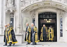  ??  ?? Alle Augen auf die Richter des Supreme Court, die hier auf einem Archivfoto das Gerichtsge­bäude verlassen.