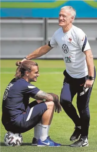  ?? // AFP ?? Griezmann bromea con Deschamps en un entrenamie­nto de Francia