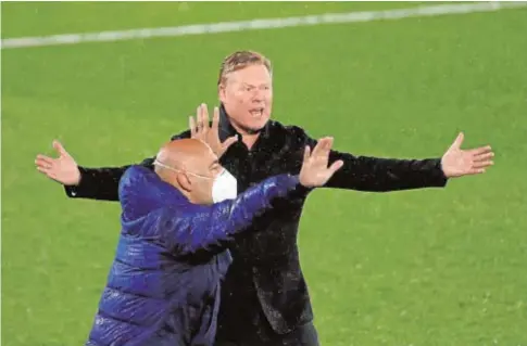  ?? ABC ?? Ronald Koeman le reclama ostensible­mente a Gil Manzano tras la caída de Braithwait­e en el área