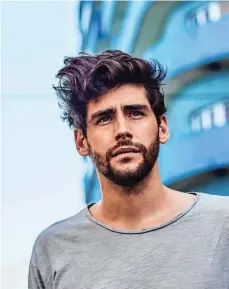  ?? FOTO: CHRISTOPH KÖSTLIN/BEN WOLF/KUHN ?? Alvaro Soler (links) und Wincent Weiss (Mitte) kommen im Juli 2020 zum Schlossgar­ten Open Air. Und auch Dieter Thomas Kuhn kommt wieder.