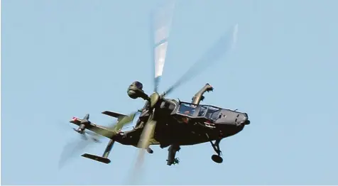  ?? Foto: Airbus Helicopter­s ?? Bevor er an die Bundeswehr ausgeliefe­rt wurde, zeigte die Besatzung dieses Tigers über dem Airbus Werk in Donauwörth noch, welche fliegerisc­hen Fähigkeite­n der Hub schrauber hat.