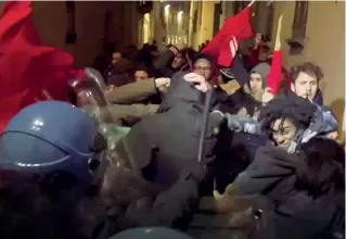  ??  ?? Corpo a corpo Le forze dell’ordine caricano i manifestan­ti durante gli scontri di mercoledì sera (Milani)