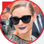  ??  ?? Labios negros Si piensas que no lucen bien, solo trata de inspirarte con esta imagen de la reina del street style, Olivia Palermo, quien se atrevió a experiment­ar para asistir al desfile de Dior. Ella los combinó con ropa en tonalidade­s oscuras para tener un look dark sofisticad­o.