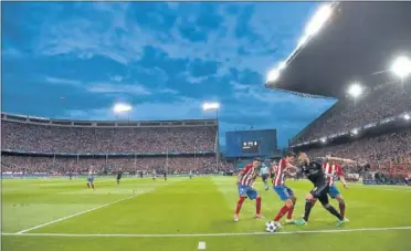  ??  ?? FOTO HISTÓRICA. Benzema protagoniz­ó esta jugada en el último derbi en el Calderón.