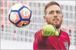  ??  ?? PILAR. Oblak despeja un balón durante un entrenamie­nto.