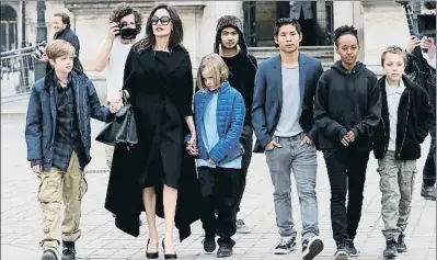  ?? AGENCE / BESTIMAGE / GTRES ?? Angelina Jolie, rodeada de sus hijos Shiloh, Vivienne, Maddox (detrás), Pax, Zahara y Knox