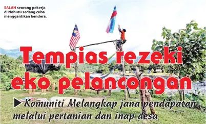  ??  ?? SALAH seorang pekerja di Nohutu sedang cuba menggantik­an bendera.