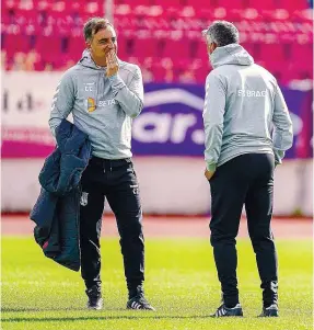  ??  ?? Carlos Carvalhal no treino de ontem, ainda na Grécia