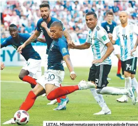  ??  ?? LETAL. Mbappé remata para o terceiro golo de França