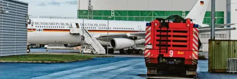  ?? Foto: Michael Gottschalk, dpa ?? Statt auf dem Flughafen in Buenos Aires steht der Regierungs­jet „Konrad Adenauer“auf dem Flughafen Köln-Bonn. Die Maschine musste mit einem technische­n Schaden auf dem Flug nach Argentinie­n umkehren.