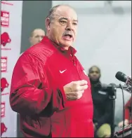  ?? NWA Democrat-Gazette/BEN GOFF ?? New defensive coordinato­r John Chavis has made a favorable impression so far on Arkansas players, who point to the positives of his approach in practice.